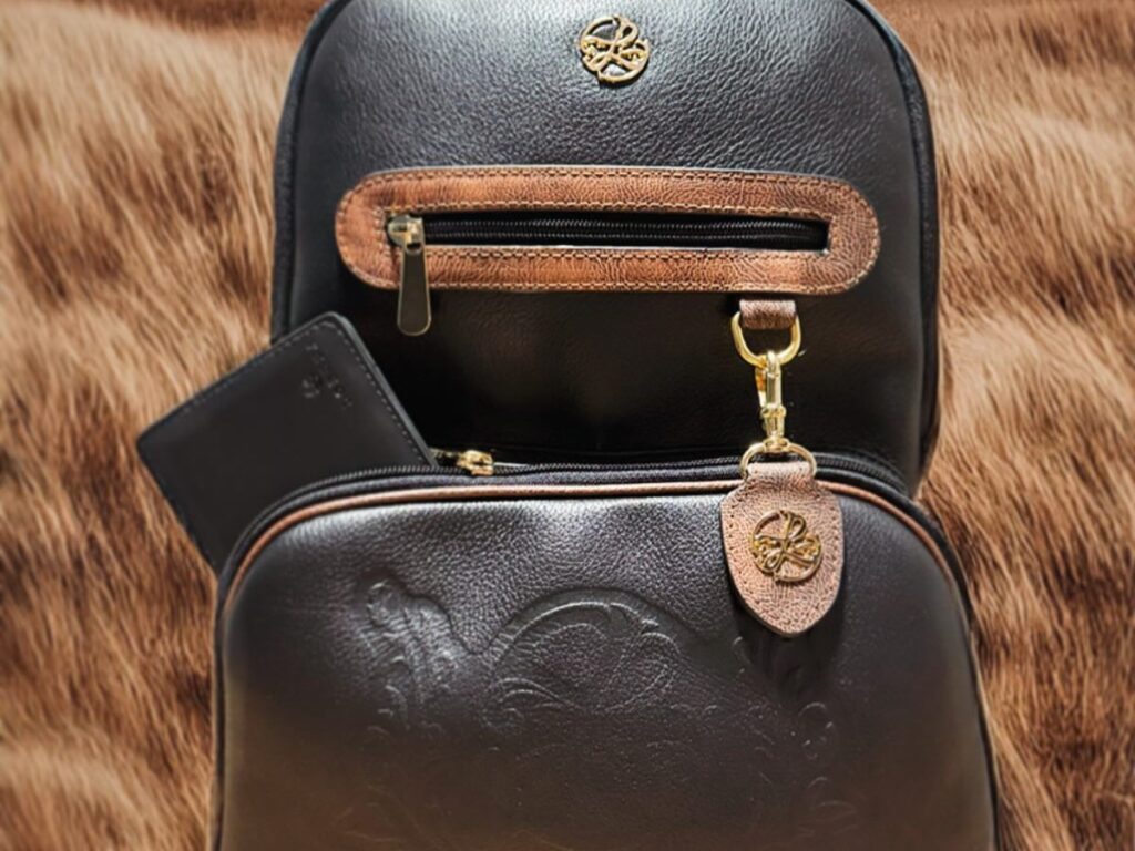 Bolsa Preta Feminina em Couro Legítimo