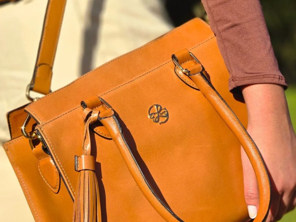 Como Identificar uma Bolsa de Couro Legítimo Feminina