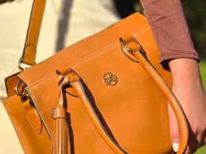 Como Identificar uma Bolsa de Couro Legítimo Feminina